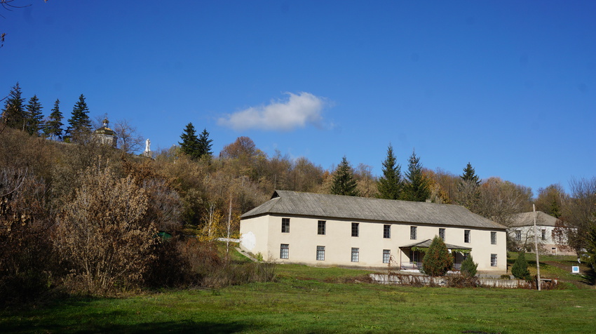 Бывшая школа...бывший спортзал.
