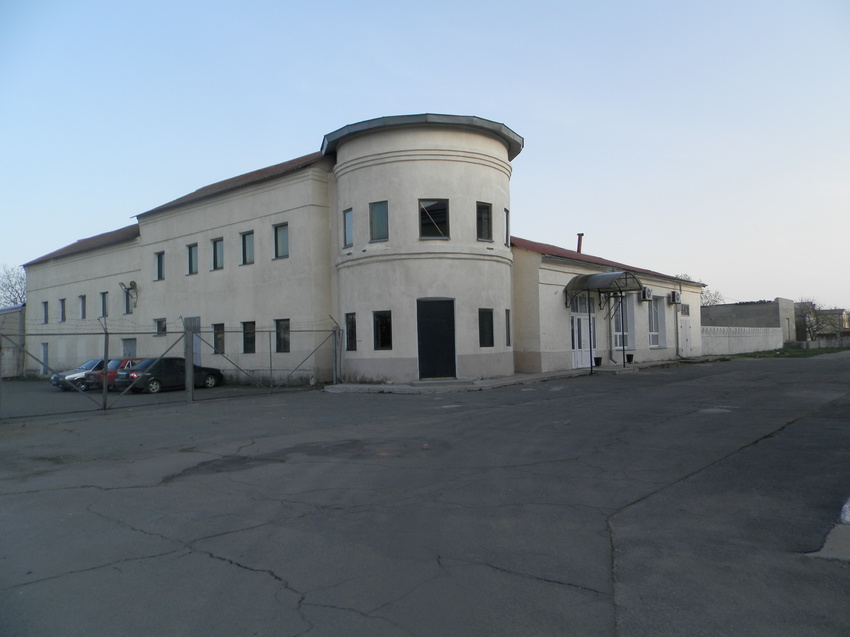 Синельниково.12 апреля 2016 года.Здание  железнодорожной столовой,бывшего магазина,бывшей пекарни.