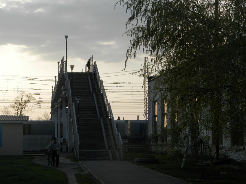 Синельниково.Восточная сторона.12 апреля 2016 года.Переходной мост железнодорожной станции Синельниково-І.Вид с востока.