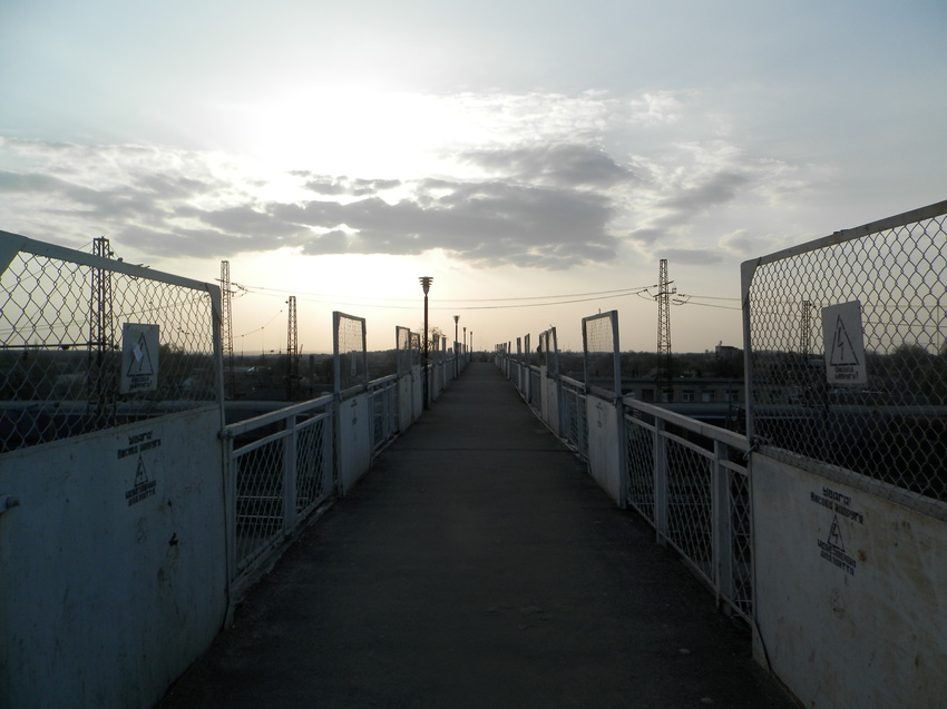 Синельниково.12 апреля 2016 года. Переходной мост станции Синельниково-І.