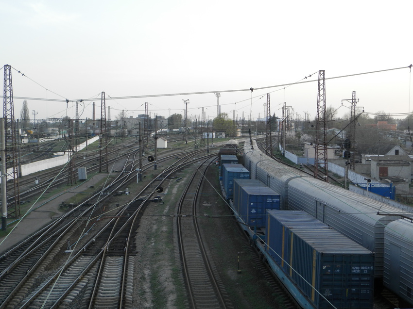 Синельниково.12 апреля 2016 года.Вид на юг с переходного моста станции Синельниково-І.
