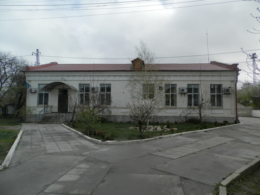 Синельниково.15 апреля 2016 года .Здание, постройки 1907 года, железнодорожного подразделения ПЧ-6.(Путевая часть).
