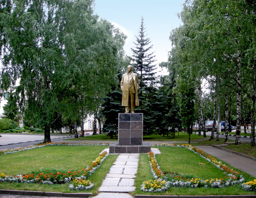 Памятник В.И.Ленину в поселке Майский