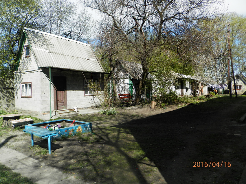 Илларионово.Улица Клубная.Летние кухни во дворе многоквартирного дома.