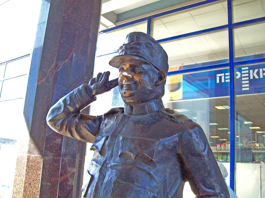Памятник &quot;Бравому солдату Швейку&quot; на Балканской площади возле метро Купчино