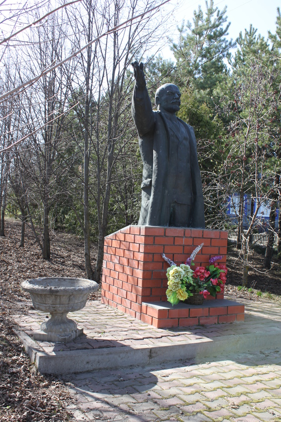 Вислое. Памятник В.И. Ленину, построенный на личные средства сельчанина.
