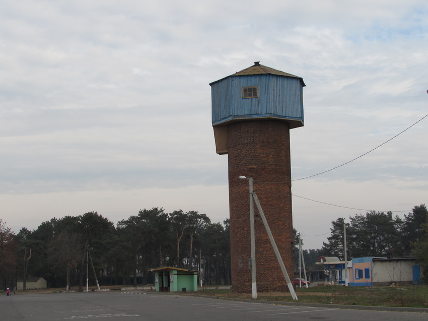 Большевик, водонапорная башня на центральной площади поселка