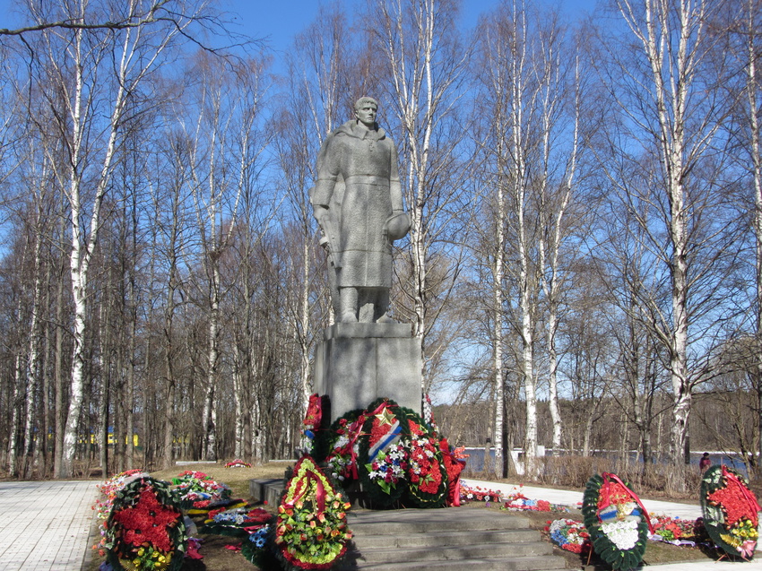 Памятник воинам Красной армии в сквере &quot; Воинской славы 1941-1945 годов &quot; в Лодейном поле