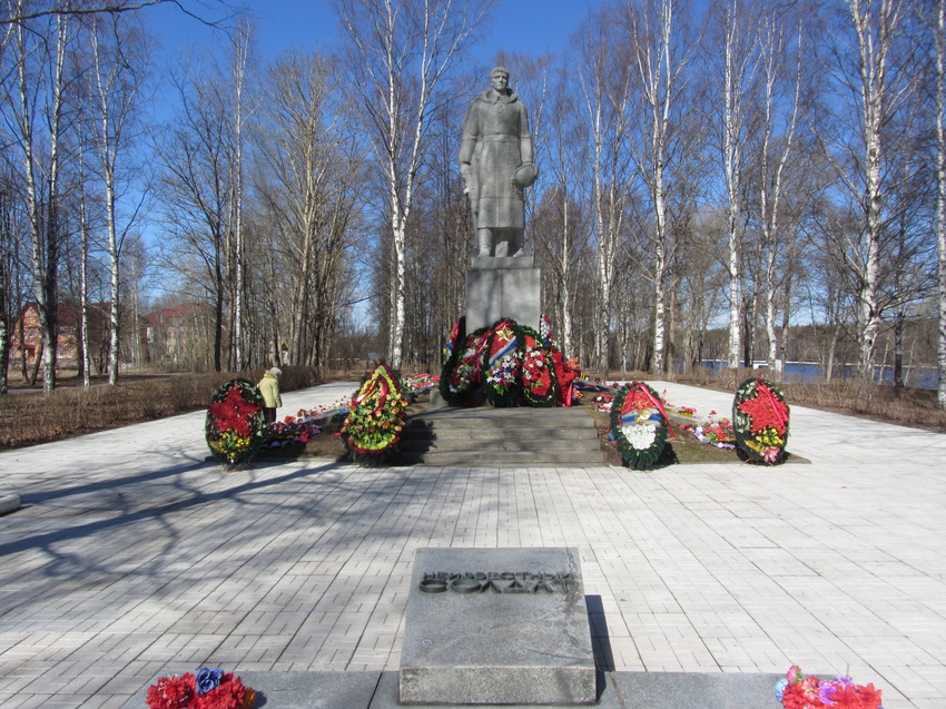 Памятник воинам Красной армии в сквере &quot; Воинской славы 1941-1945 годов &quot; в Лодейном поле