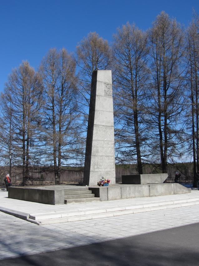 В сквере Воинской Славы-памятник воинам Карельского фронта
