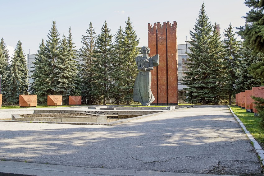 Погода в за родине. Монумент славы Димитровград. Монумент вечной славы Родина мать Димитровград. Монумент за родину в Димитровграде. Вечный огонь Димитровград.