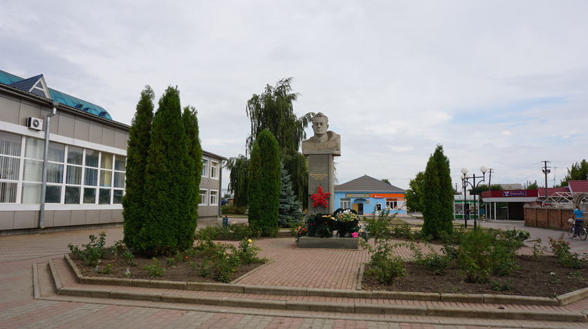 Памятник полководцу Черняковскому.