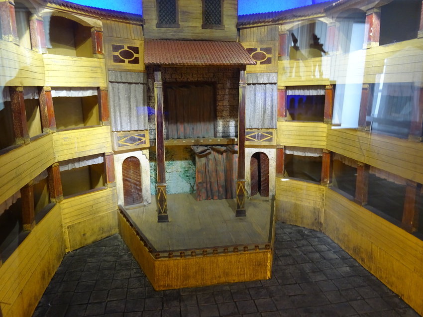 Музей театрального и музыкального искусства. Модель английского театра 16 века.