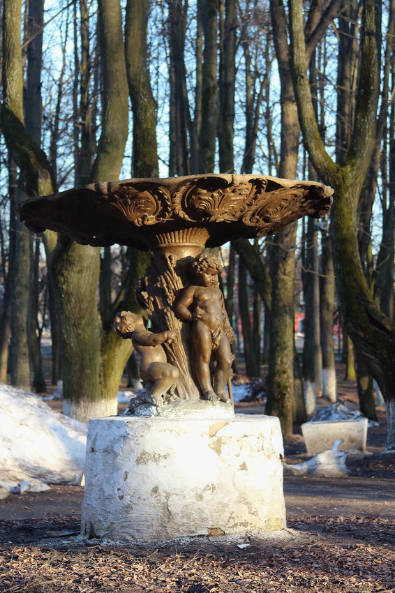 Римский фонтан в городском парке.
