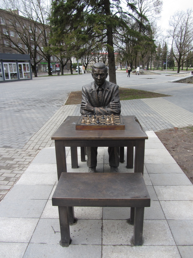 Памятник шахматисту