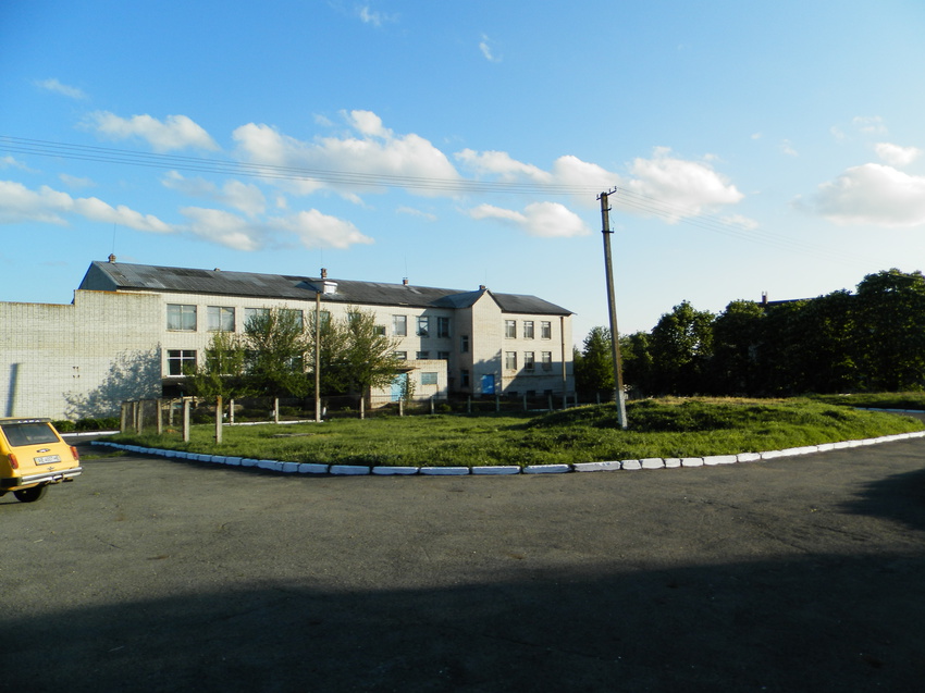 30 апреля 2016 года.Территория Цыгановской средней школы в Лубянке.