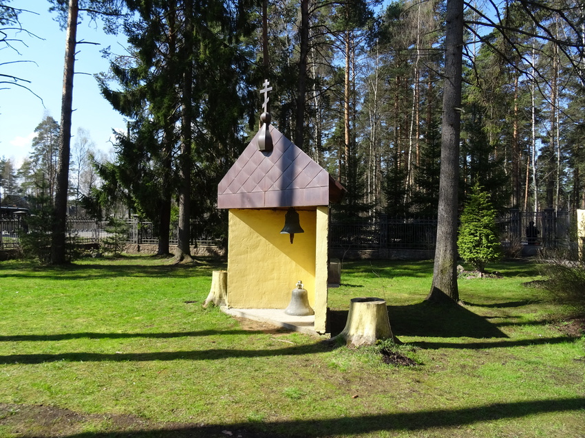 Территория церкви Святых апостолов Петра и Павла