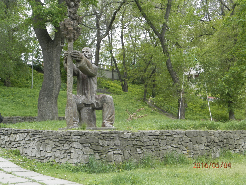 Парк им. Лазаря Глобы.Скульптура Лазаря Глобы,высаживающего парк.