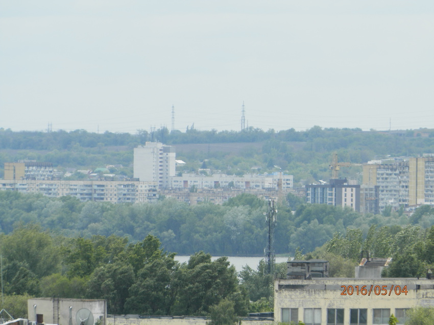 Вид на жилые массивы Победа с Железнодорожной платформы Проспектная (зум).
