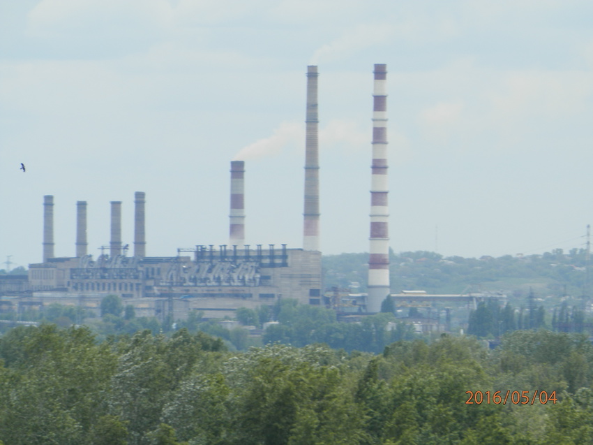 Вид на Приднепровскую тепловую электростанцию с Железнодорожной платформы Проспектная (зум).