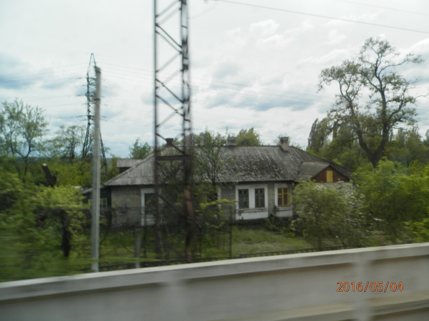 Из окна поезда.Дома  железнодорожников на улице Массивной.