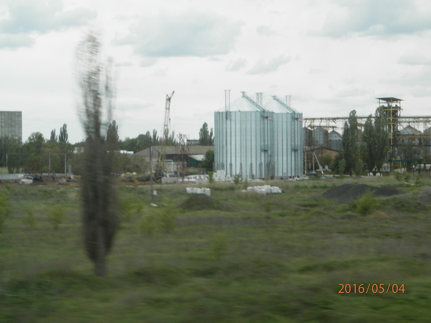Из окна поезда.Строящиеся элеваторы на территории бывшего свеклоприёмного пункта.Свеклопункт относился к бывшему сахарному заводу в Губинихе,единственному в Днепропетровской области.