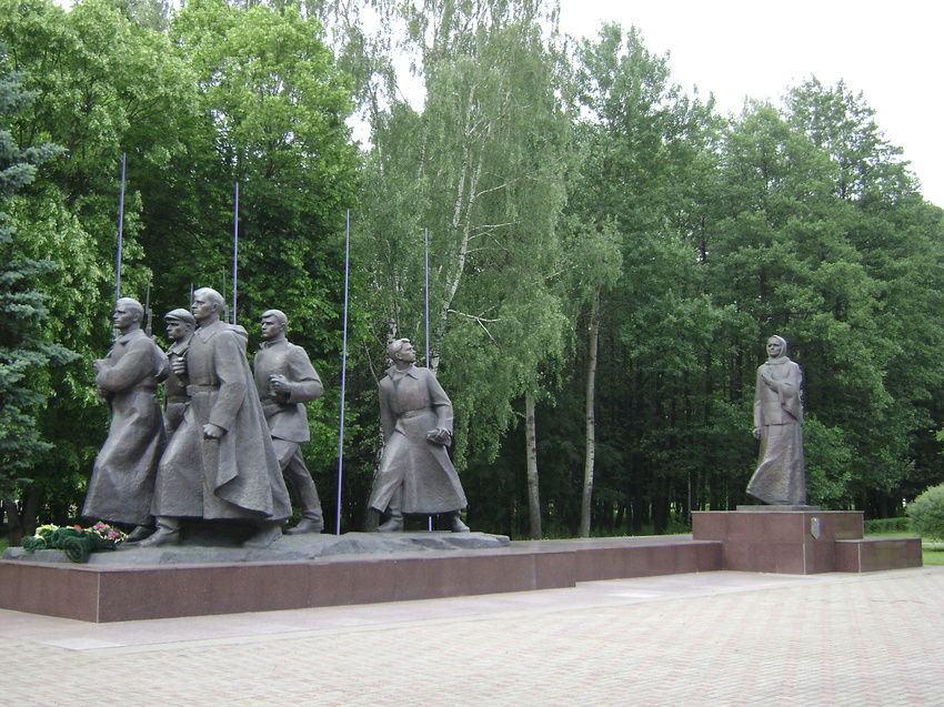 Монумент в честь матери-патриотки (вид с права)