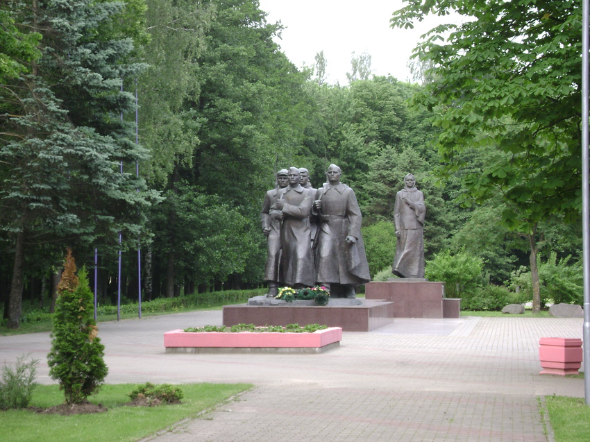 Монумент в честь матери-патриотки (вид с переди)
