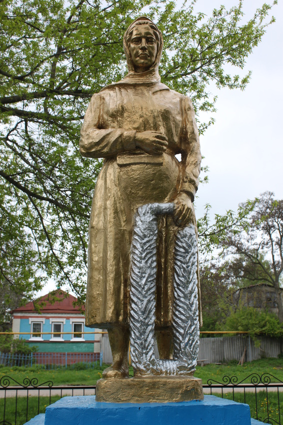 Крюково. Памятник погибшим воинам в центре села.