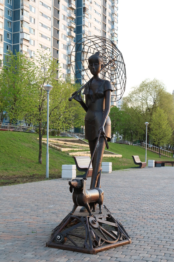 Железная скульптура Дама с собачкой