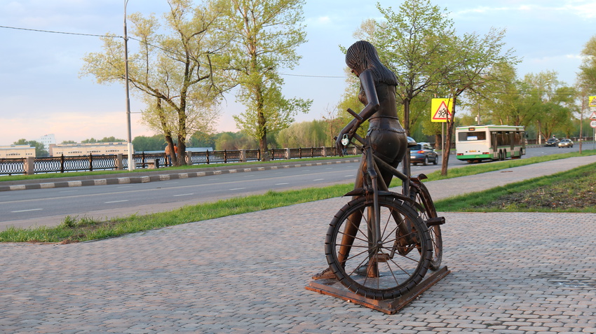 Железная скульптура Велосипедистки