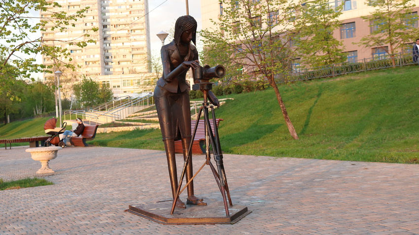 Железная скульптура Дама фотограф
