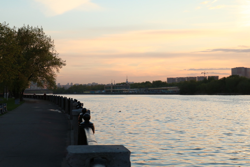 Река Москва, вид на Южный речной вокзал