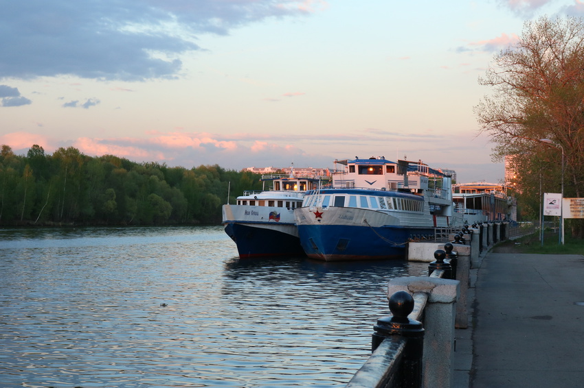 Нагатинская пристань, теплоходы-рестораны