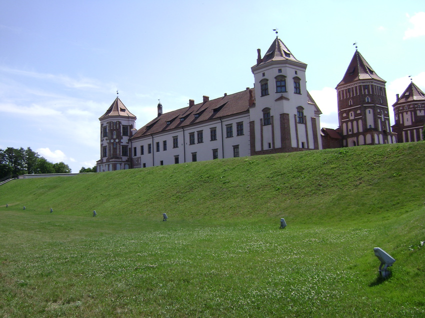 мирский замок, вид слева