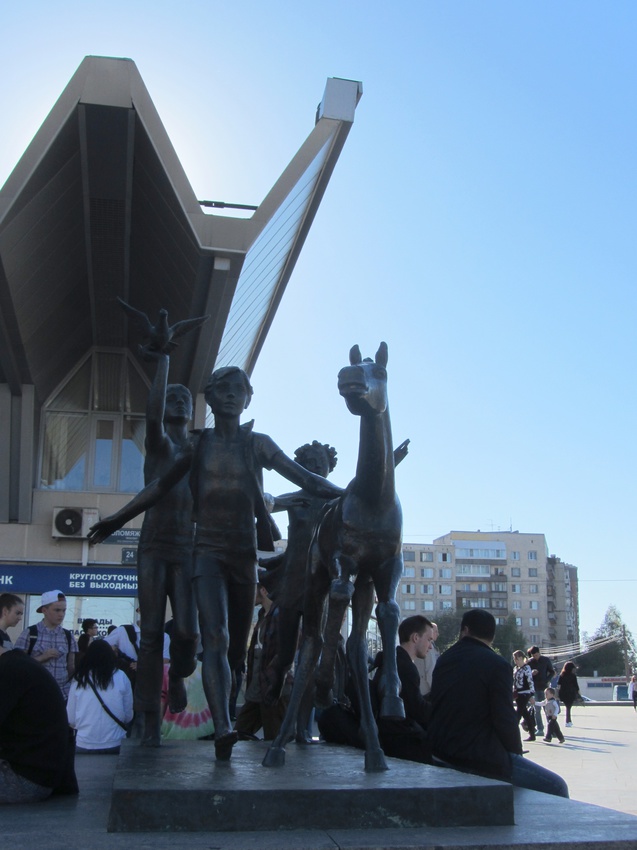 Скульптура у метро Пионерская