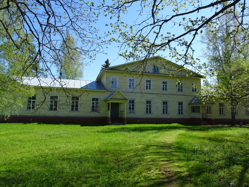 На территории Лесного колледжа