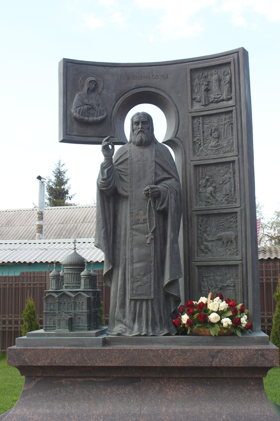 Белгород. Памятник Серафиму Саровскому.