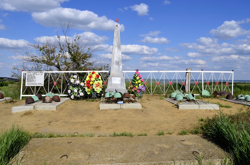 По дороге в станицу Голубинская. Братская могила № 34-278/2014 на кургане Хорошев.