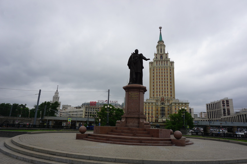 Памятник первому министру путей и сообщений.