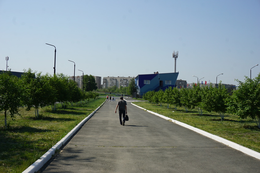 аллея к дворцу спорта Газпрома.