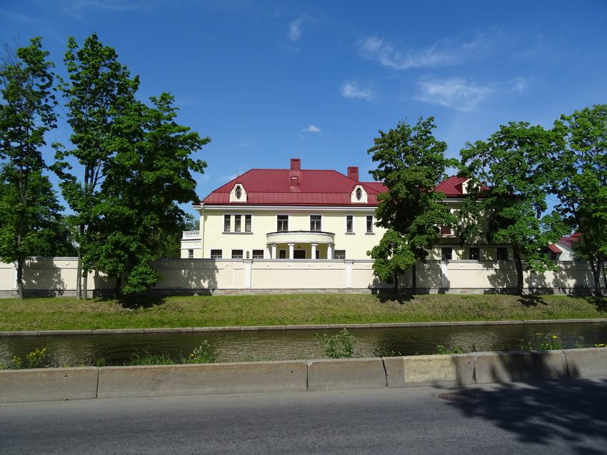 Полевая аллея, 1