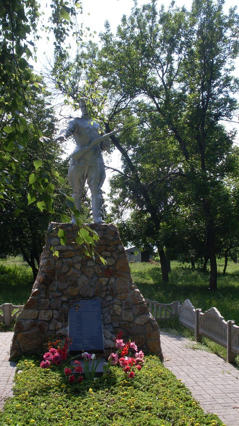 Зайцево.28 мая 2016 года.Памятник погибшим солдатам и расстрелянным мирным жителям и красногвардейцам.