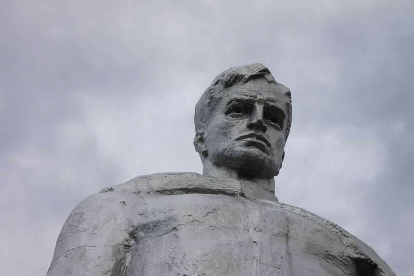 Майский. Памятник советским воинам в Грязном.