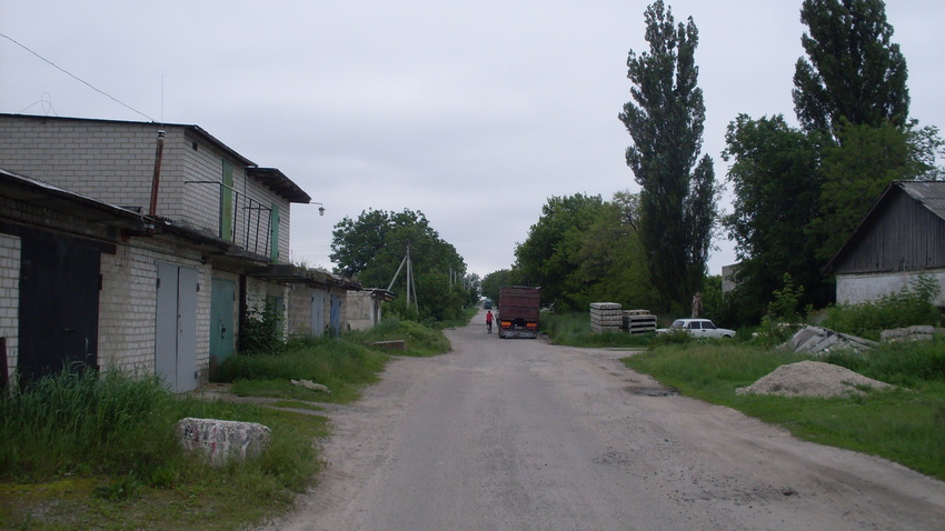 Губиниха.1 июня 2016 года.Вид на начало улицы Молодёжной от гаражей.