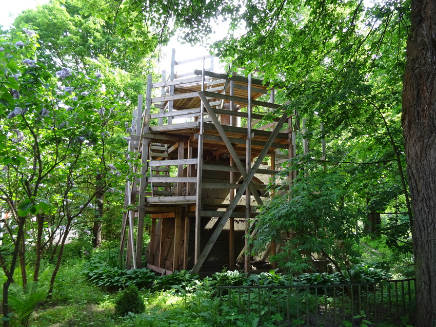 На территории Сергиевой пустыни