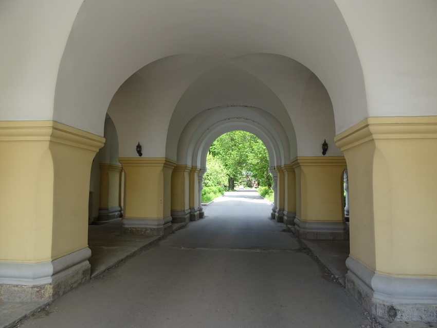 На территории Сергиевой пустыни