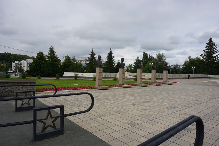 Аллея героев.