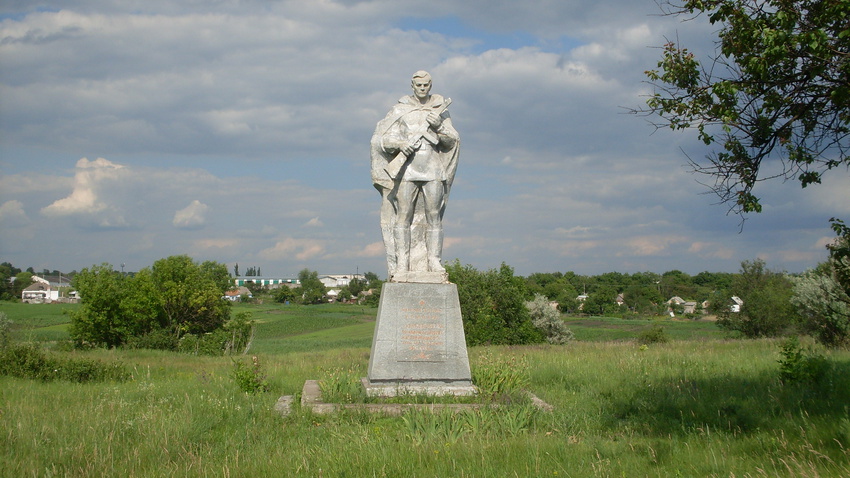 10.06.2016.Памятник погибшим односельчанам.