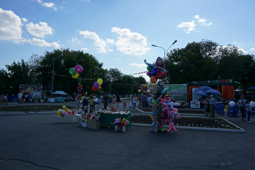 На празднике День России.